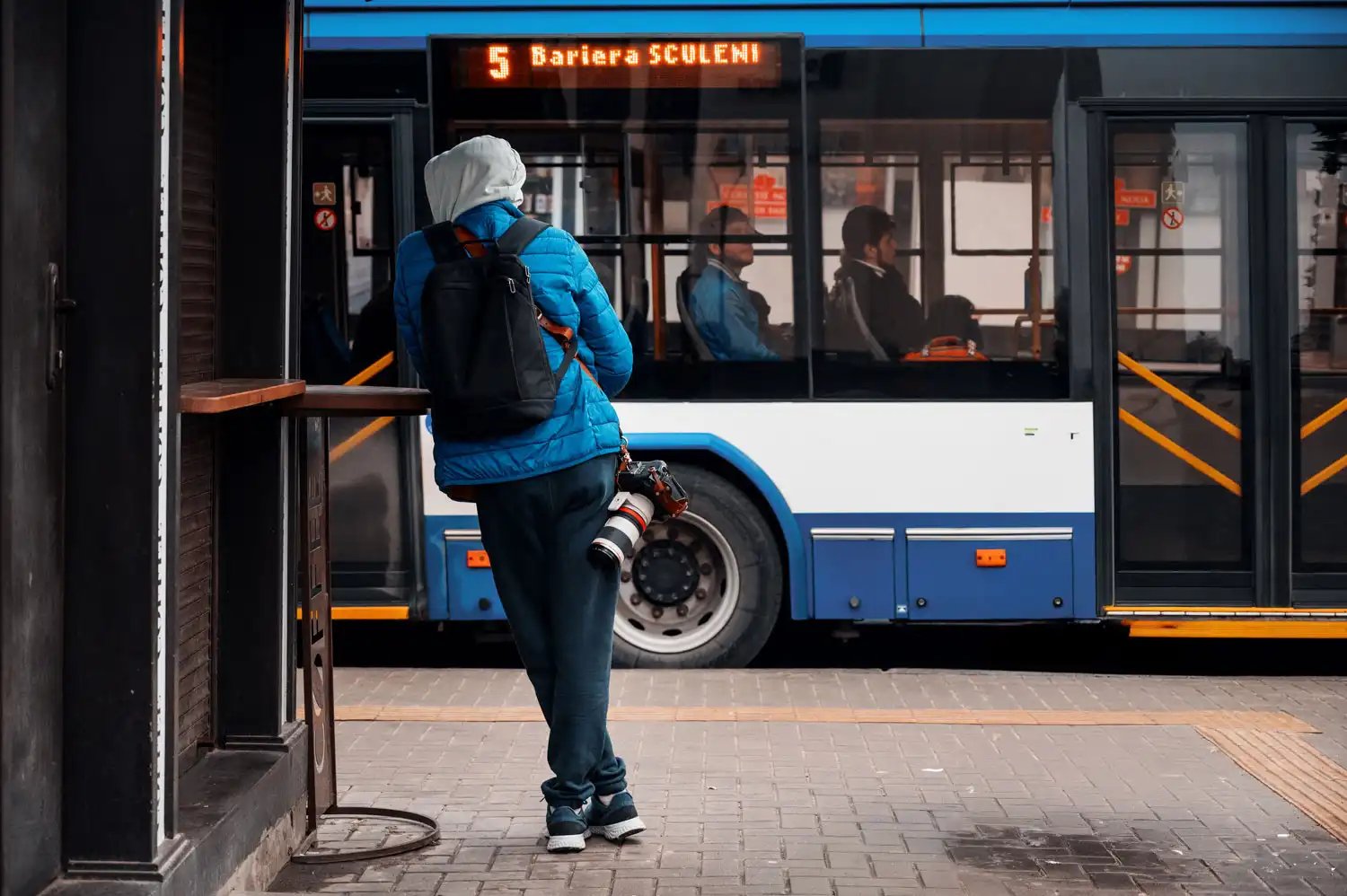 Skyltar med bussrutter och destinationer