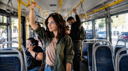 Flicka som åker buss