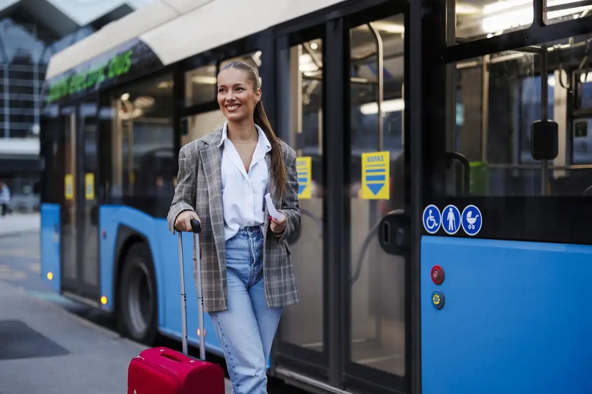 Flicka som går bredvid bussen